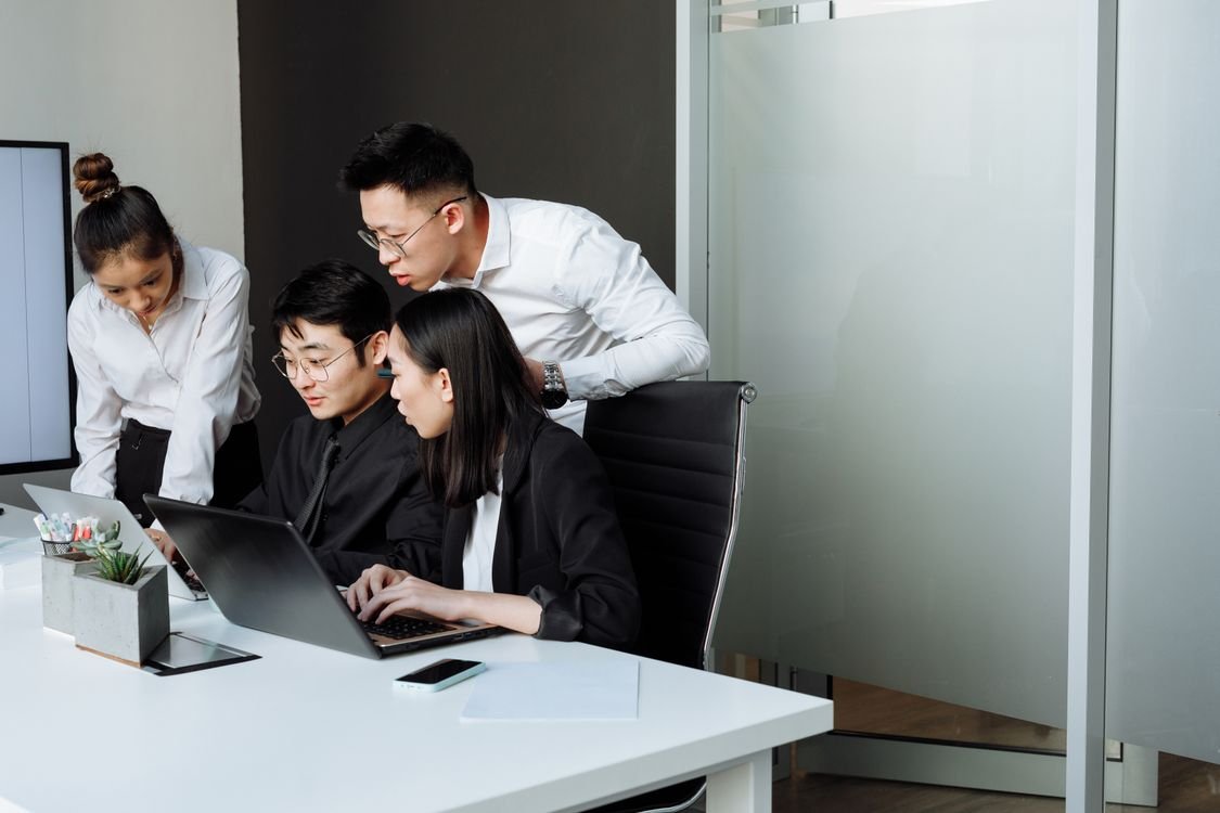 Executive team meeting in modern office discussing recruitment strategy